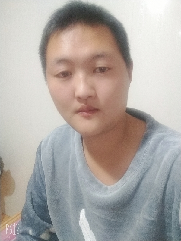 烟圈里透着伤的第二张照片--莆田相亲服务中心